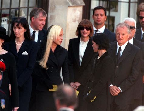 lady diana al funerale di versace|30 Heartbreaking Photos of Princess Diana's Funeral.